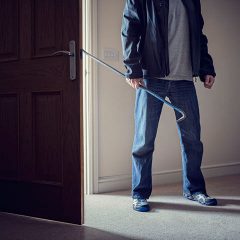 Ladrão invadindo casa